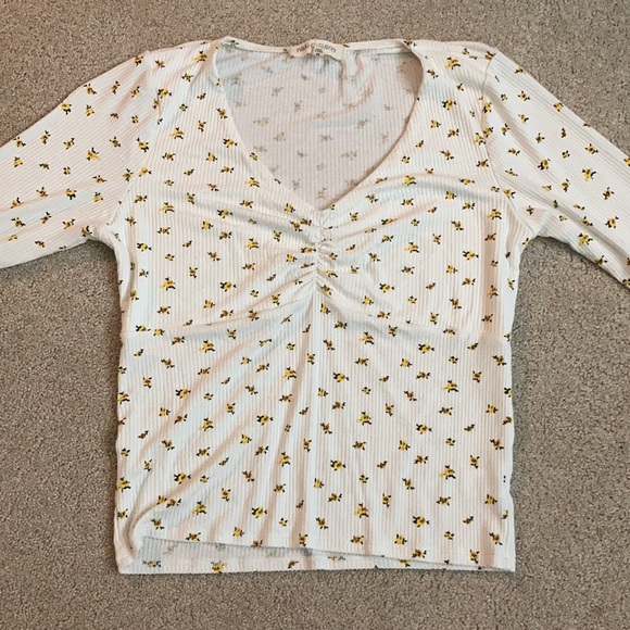 White top with yellow flower accents - Picture 1 of 3